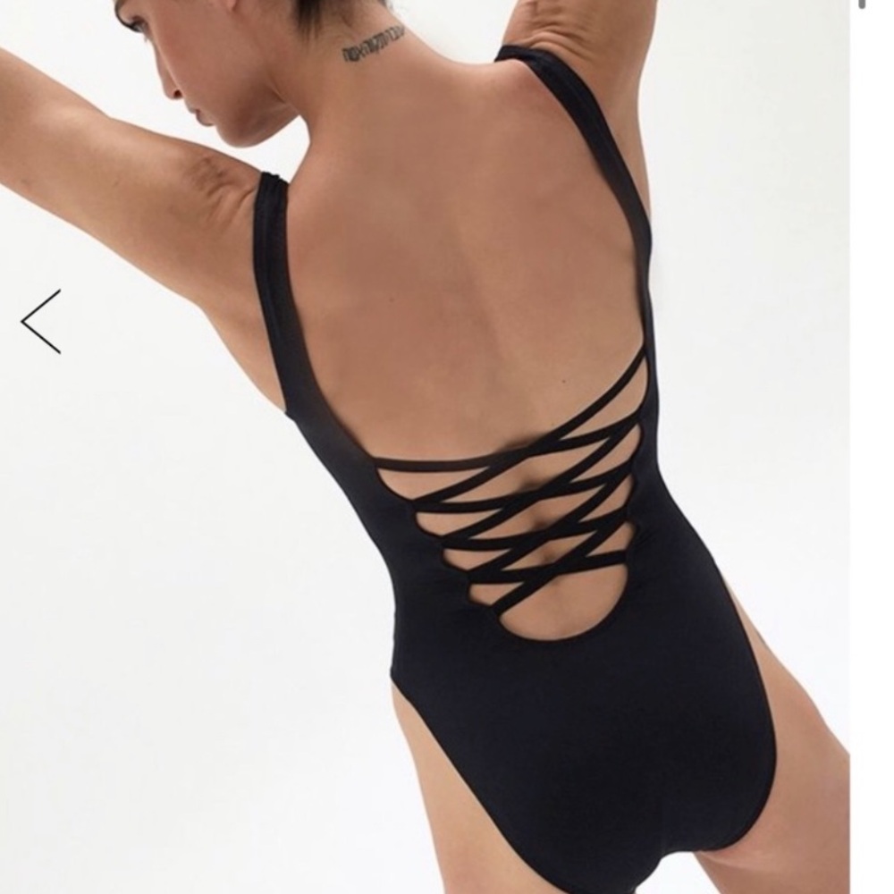 Norma Kamali Low Back X Mio NWT